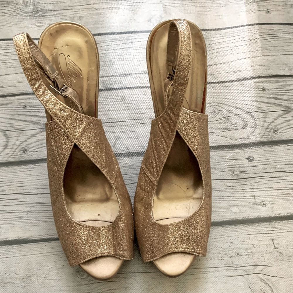 Michaelangelo gold peep toe heels-size 8
